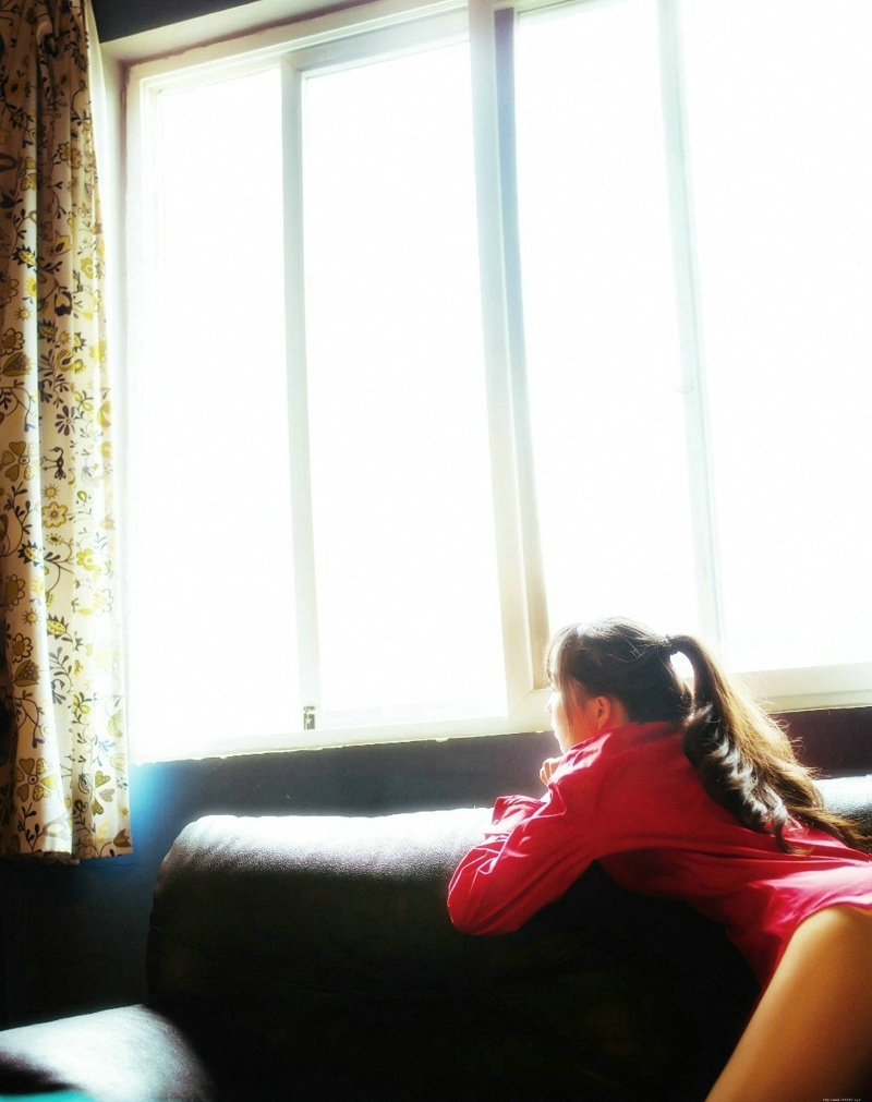 昏暗私房灯光下的红色衬衫马尾少女娇美可人