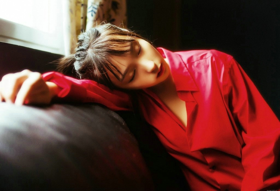 昏暗私房灯光下的红色衬衫马尾少女娇美可人