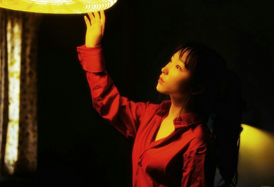 昏暗私房灯光下的红色衬衫马尾少女娇美可人