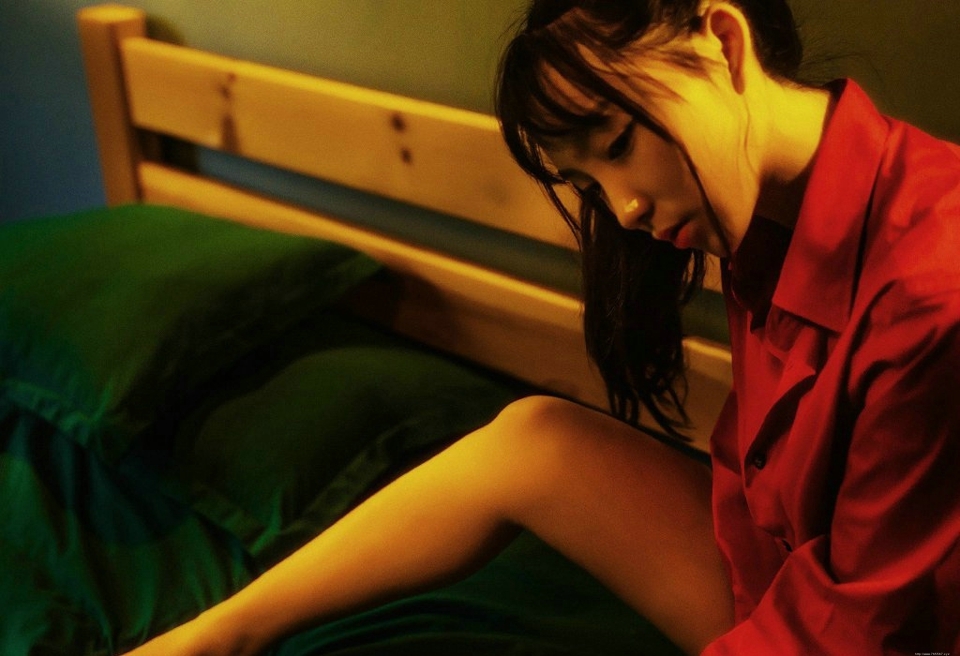 昏暗私房灯光下的红色衬衫马尾少女娇美可人