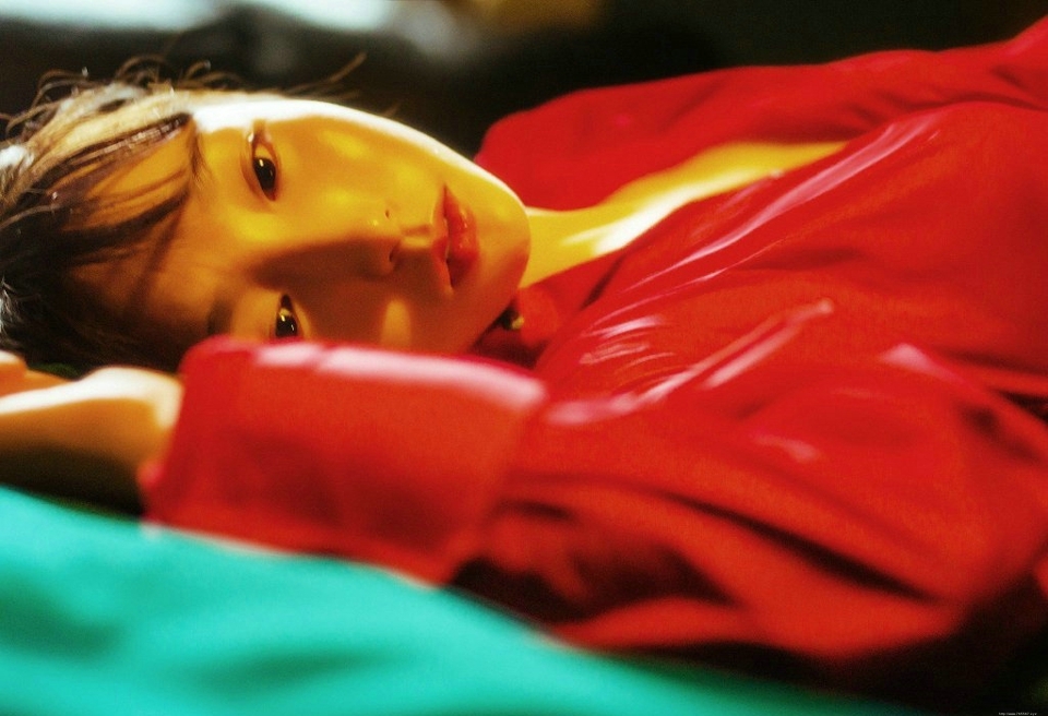 昏暗私房灯光下的红色衬衫马尾少女娇美可人