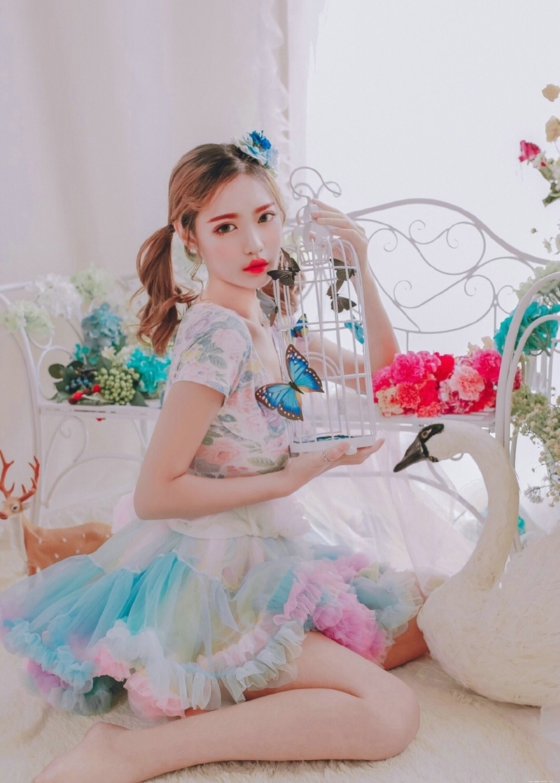 娇艳妹子私房粉嫩白皙肌肤美腿迷人