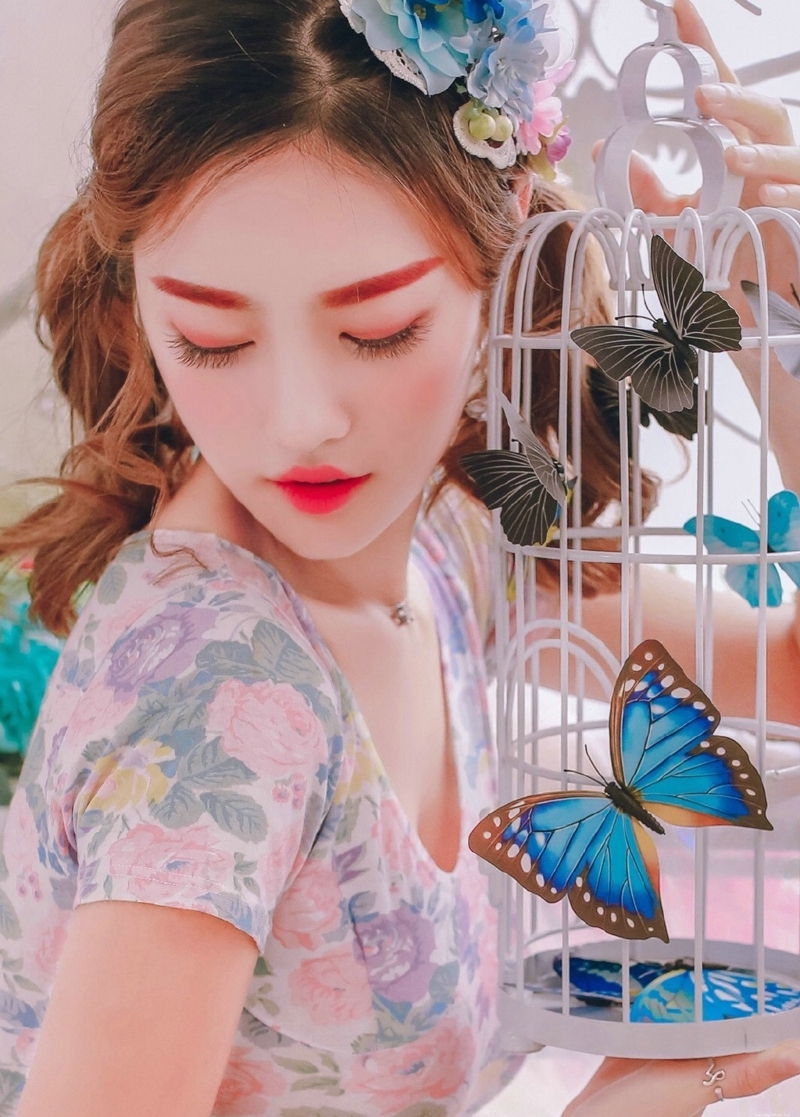 娇艳妹子私房粉嫩白皙肌肤美腿迷人