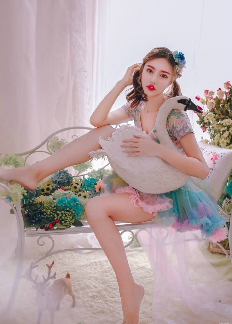 娇艳妹子私房粉嫩白皙肌肤美腿迷人