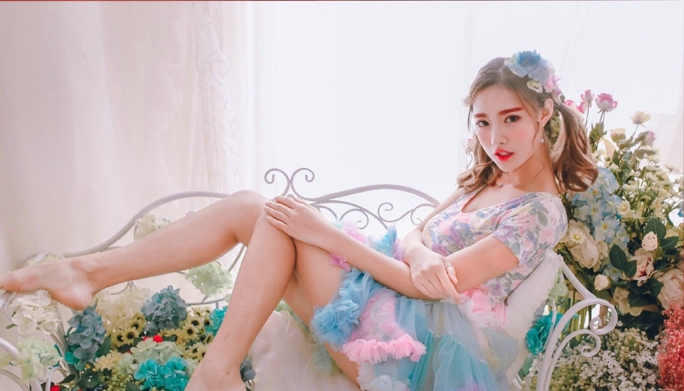 娇艳妹子私房粉嫩白皙肌肤美腿迷人