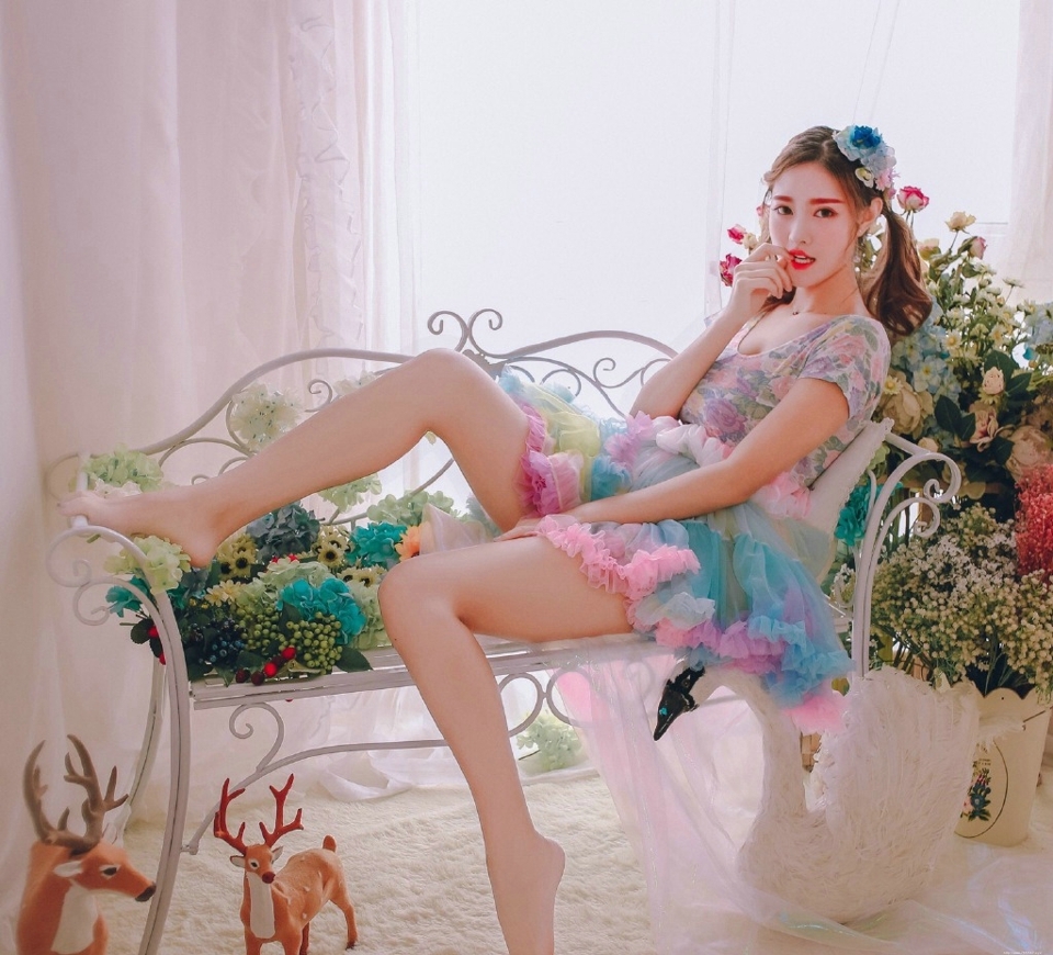 娇艳妹子私房粉嫩白皙肌肤美腿迷人