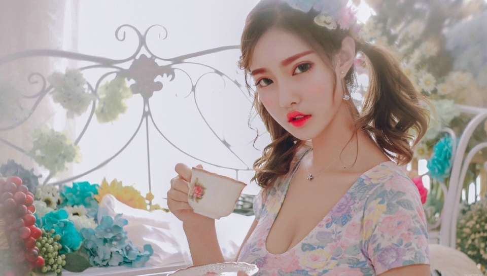 娇艳妹子私房粉嫩白皙肌肤美腿迷人