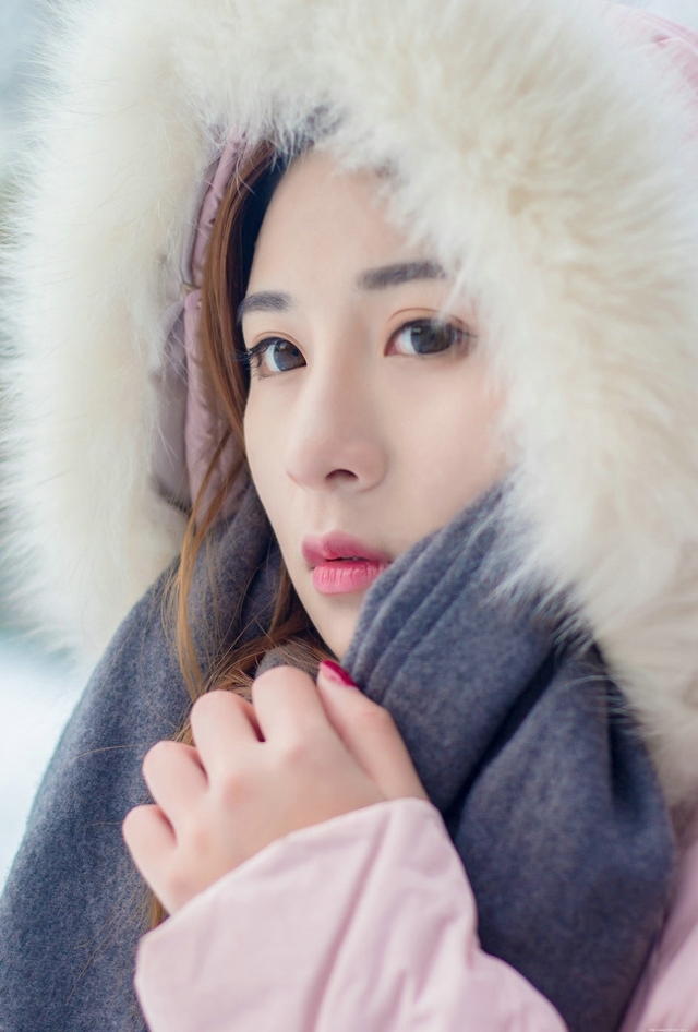 初雪围巾美女玩雪欢乐单纯而又美好