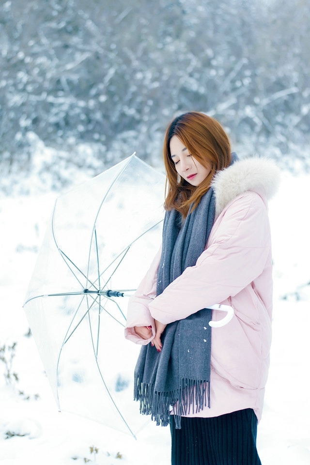 初雪围巾美女玩雪欢乐单纯而又美好