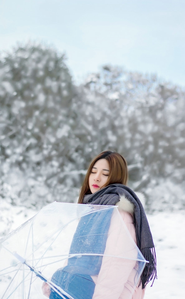 初雪围巾美女玩雪欢乐单纯而又美好