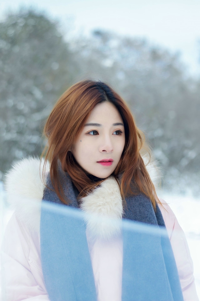 初雪围巾美女玩雪欢乐单纯而又美好