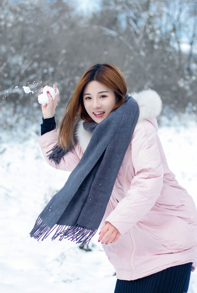 初雪围巾美女玩雪欢乐单纯而又美好