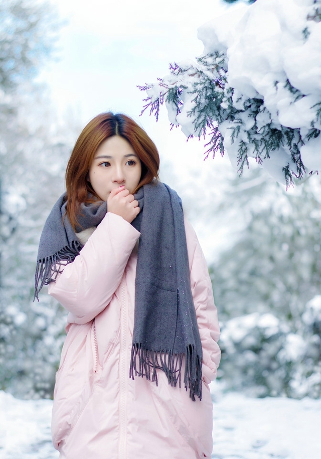 初雪围巾美女玩雪欢乐单纯而又美好