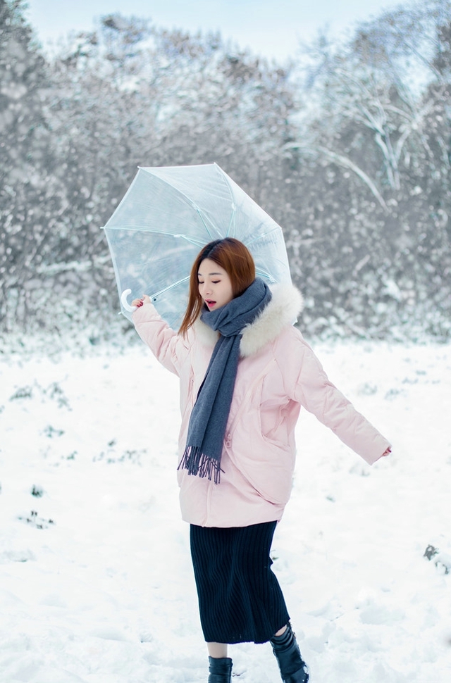 初雪围巾美女玩雪欢乐单纯而又美好