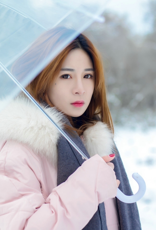 初雪围巾美女玩雪欢乐单纯而又美好