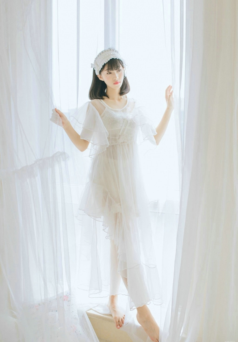 水晶球齐刘海妹子娇小玲珑恬静写真