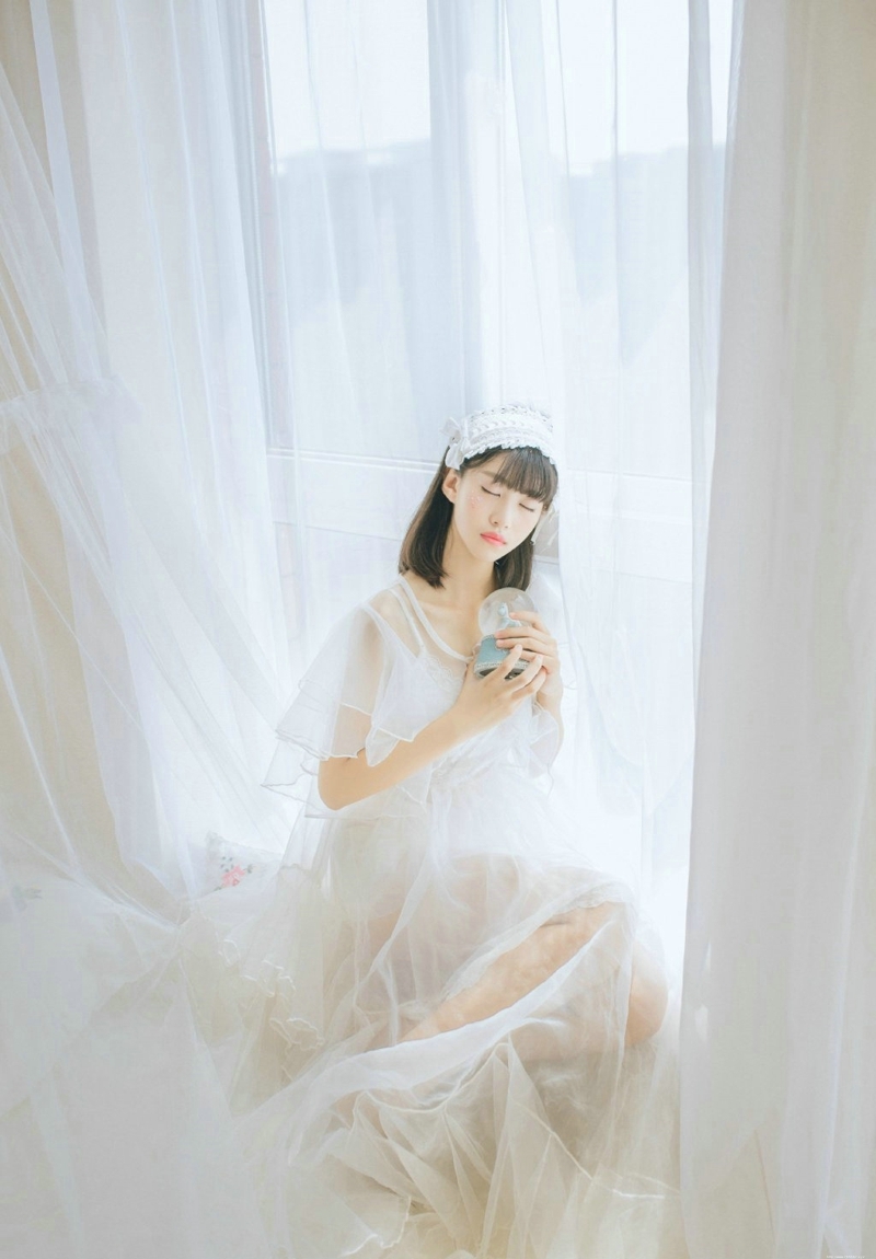 水晶球齐刘海妹子娇小玲珑恬静写真