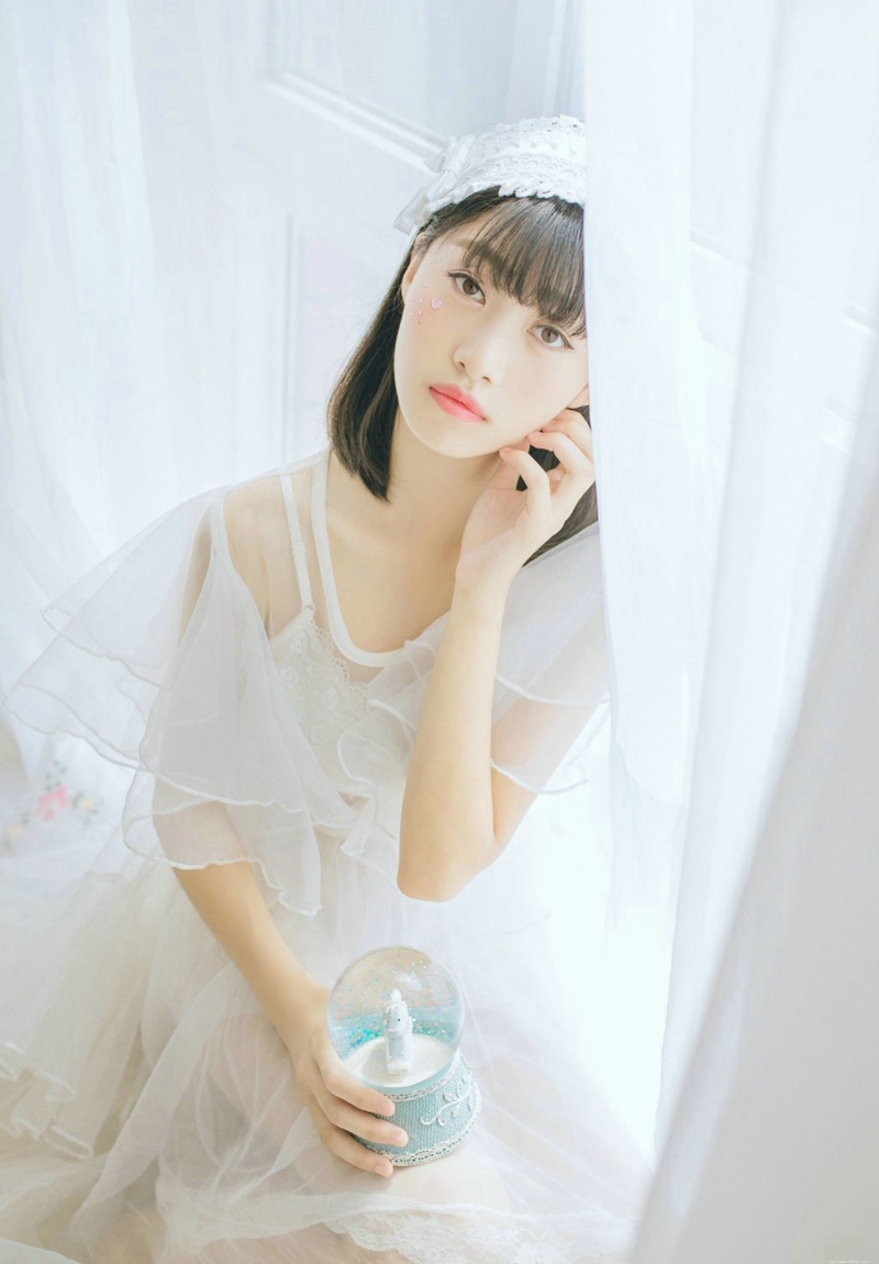水晶球齐刘海妹子娇小玲珑恬静写真