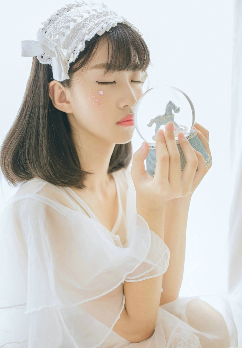 水晶球齐刘海妹子娇小玲珑恬静写真