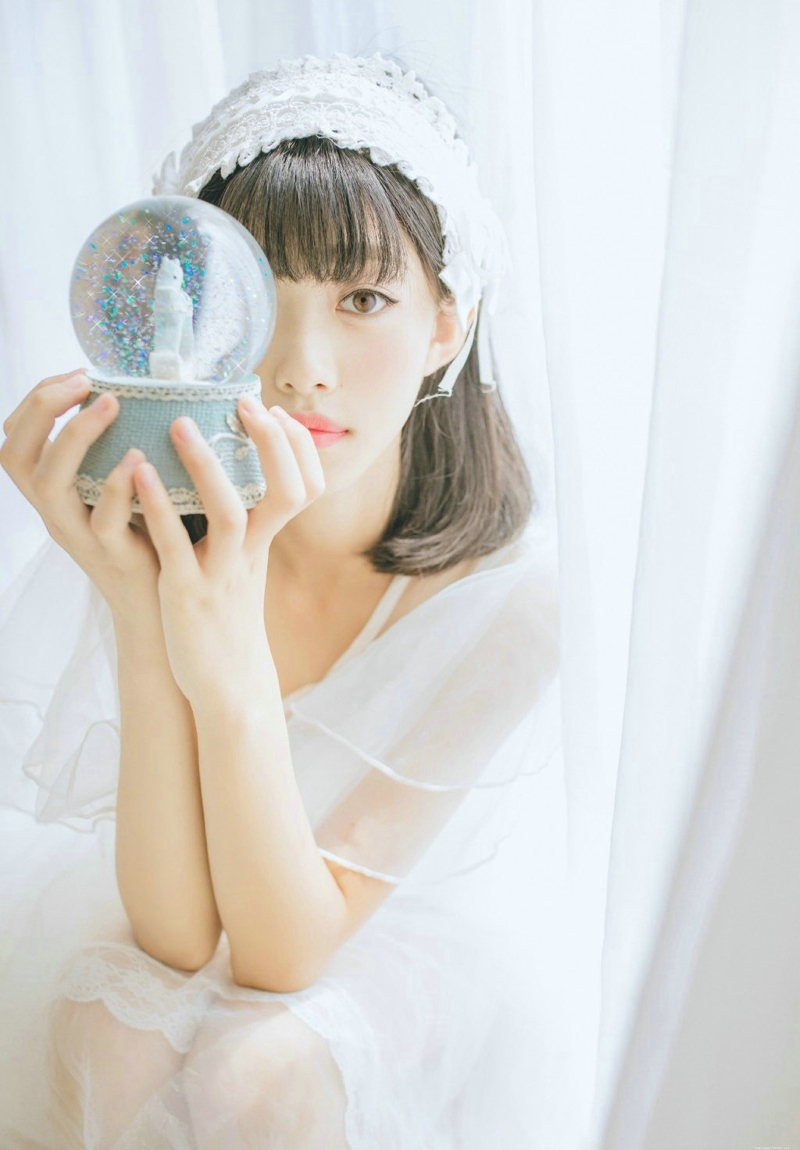 水晶球齐刘海妹子娇小玲珑恬静写真