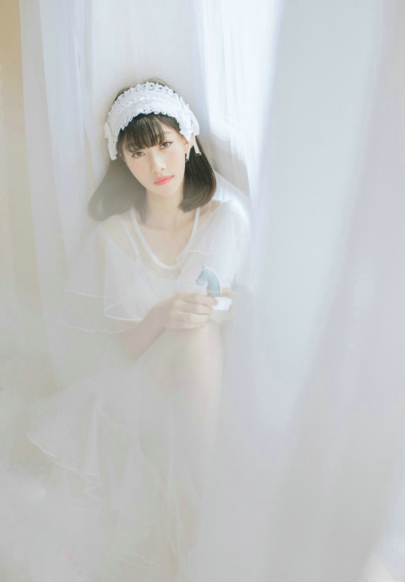 水晶球齐刘海妹子娇小玲珑恬静写真