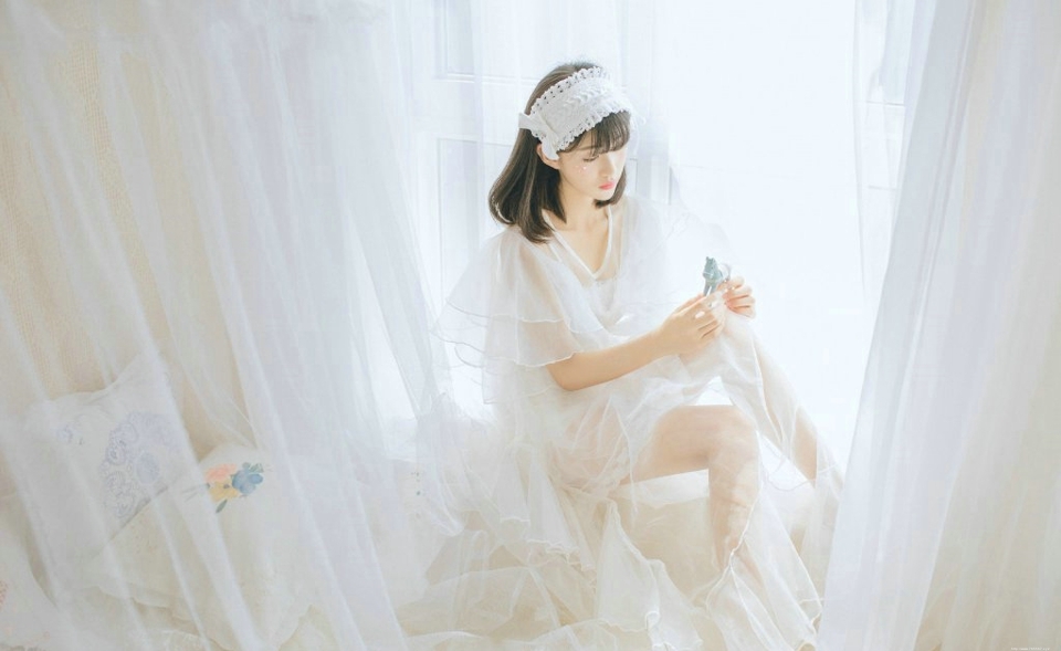 水晶球齐刘海妹子娇小玲珑恬静写真