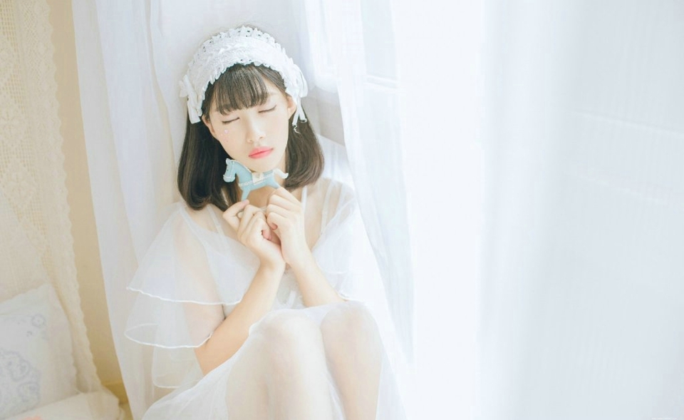 水晶球齐刘海妹子娇小玲珑恬静写真