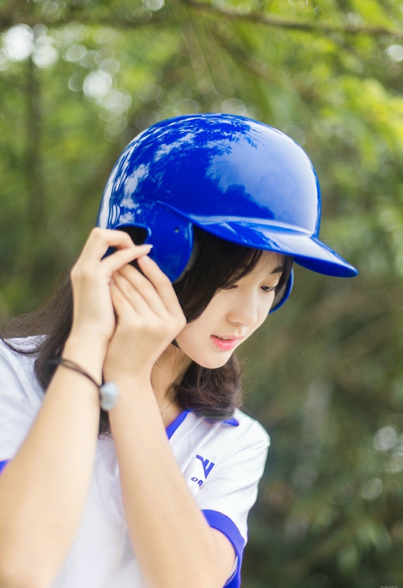 阳光靓丽棒球头盔少女可爱灿烂笑容