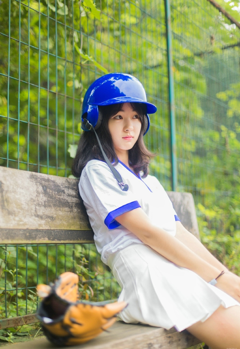 阳光靓丽棒球头盔少女可爱灿烂笑容