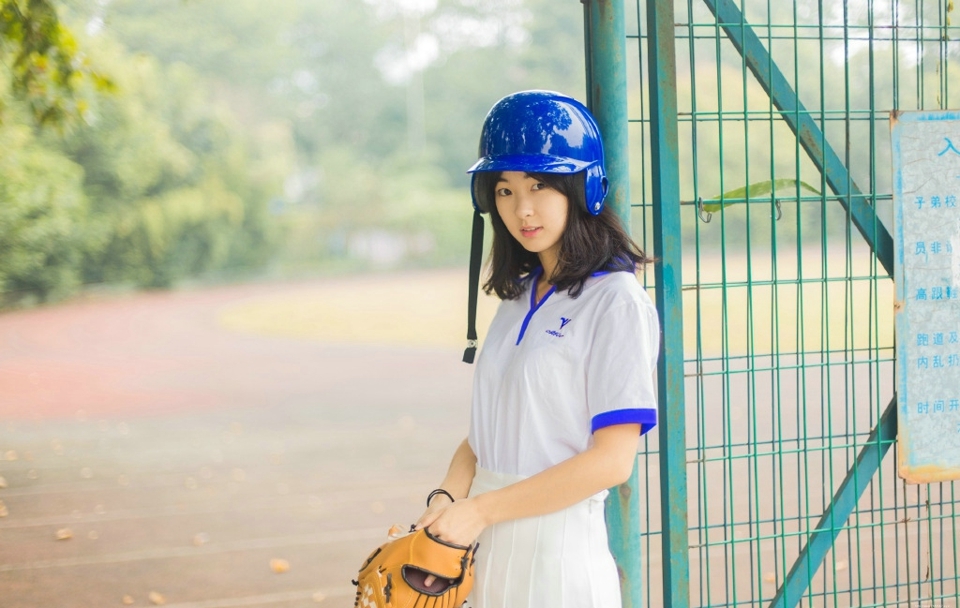 阳光靓丽棒球头盔少女可爱灿烂笑容