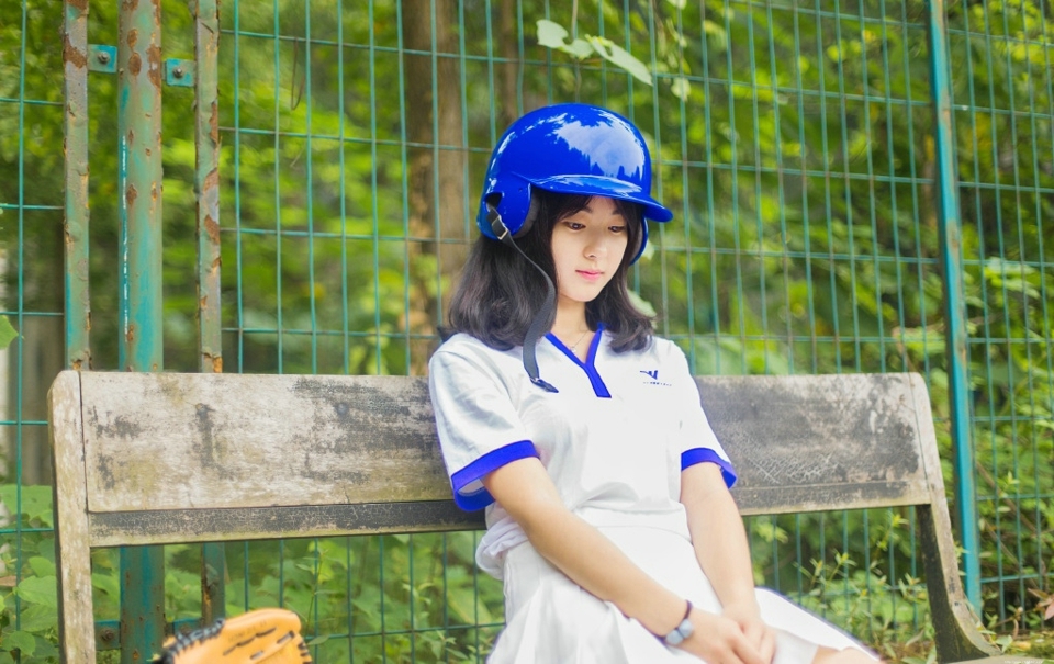 阳光靓丽棒球头盔少女可爱灿烂笑容