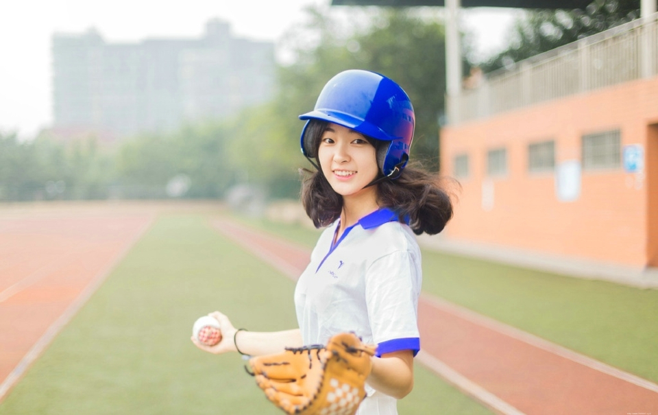阳光靓丽棒球头盔少女可爱灿烂笑容