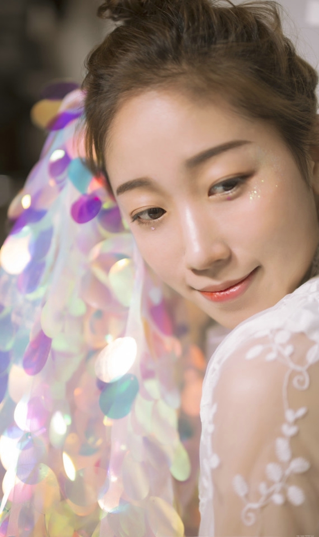 半糖少女丸子头甜美范蕾丝裙笑容暖心