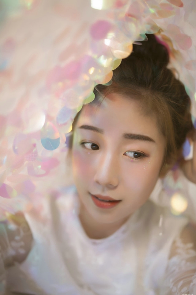 半糖少女丸子头甜美范蕾丝裙笑容暖心