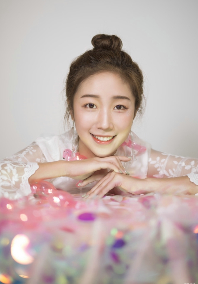 半糖少女丸子头甜美范蕾丝裙笑容暖心