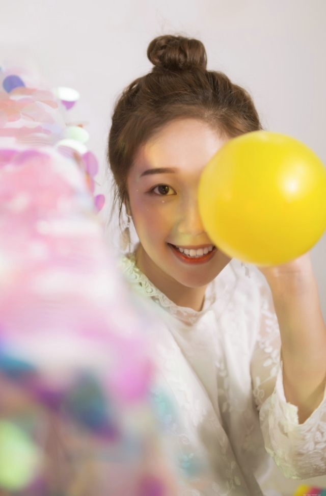 半糖少女丸子头甜美范蕾丝裙笑容暖心