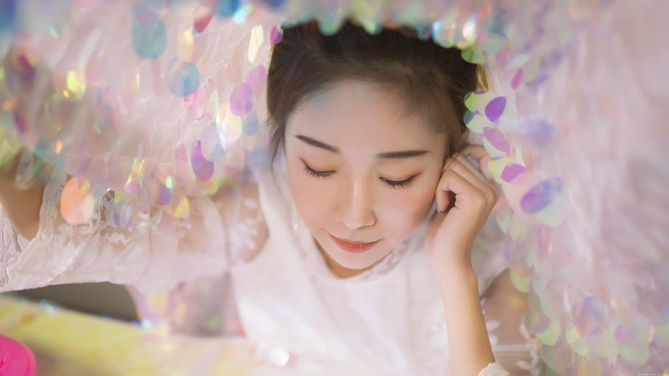 半糖少女丸子头甜美范蕾丝裙笑容暖心