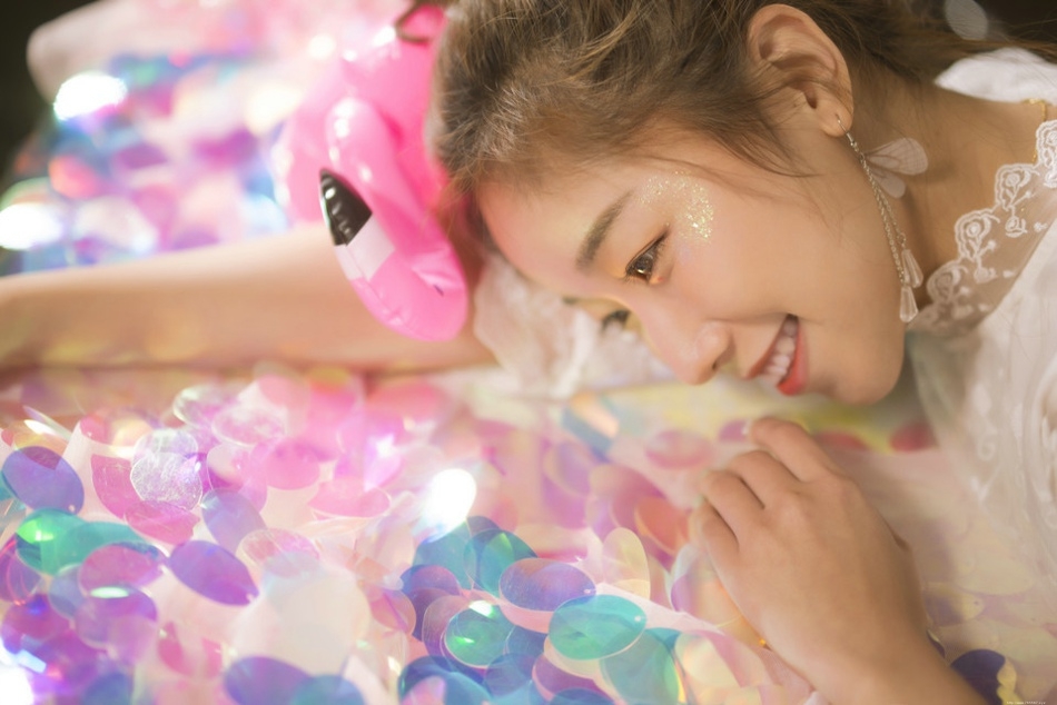 半糖少女丸子头甜美范蕾丝裙笑容暖心