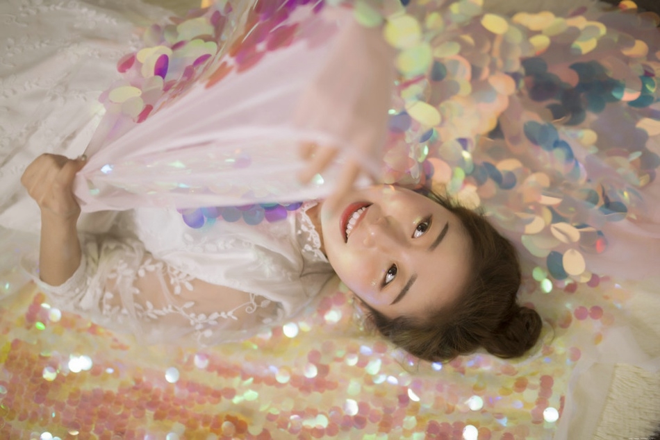 半糖少女丸子头甜美范蕾丝裙笑容暖心