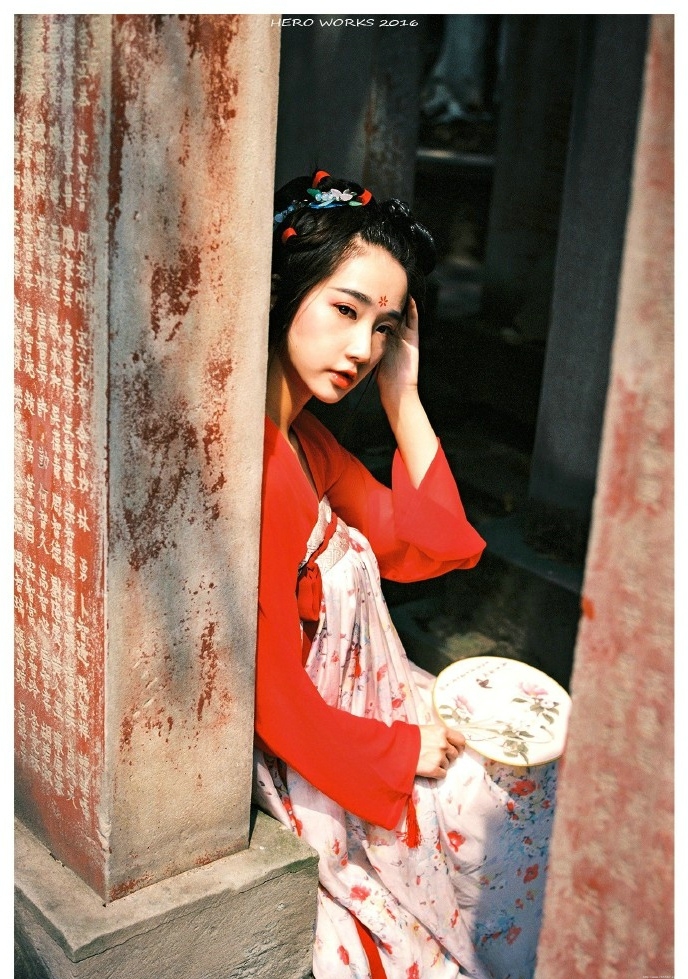 气质艳丽的古装美女阳光温馨迷人写真