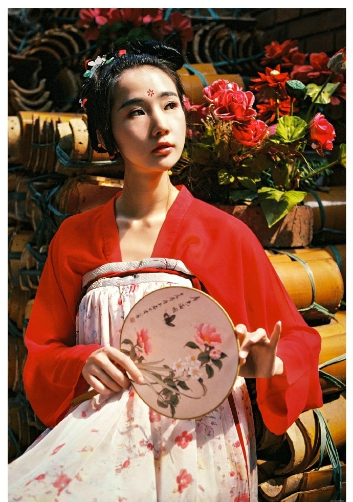 气质艳丽的古装美女阳光温馨迷人写真