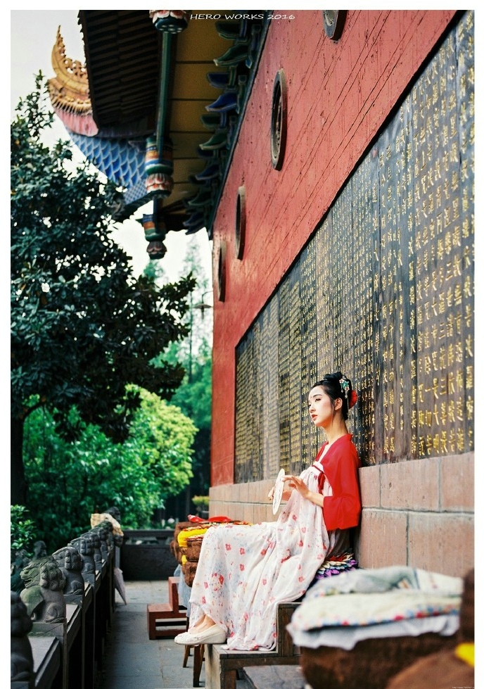 气质艳丽的古装美女阳光温馨迷人写真