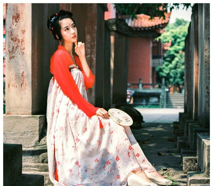 气质艳丽的古装美女阳光温馨迷人写真