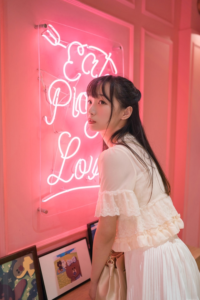 主题餐厅内长发美女蕾丝裙随意摆拍