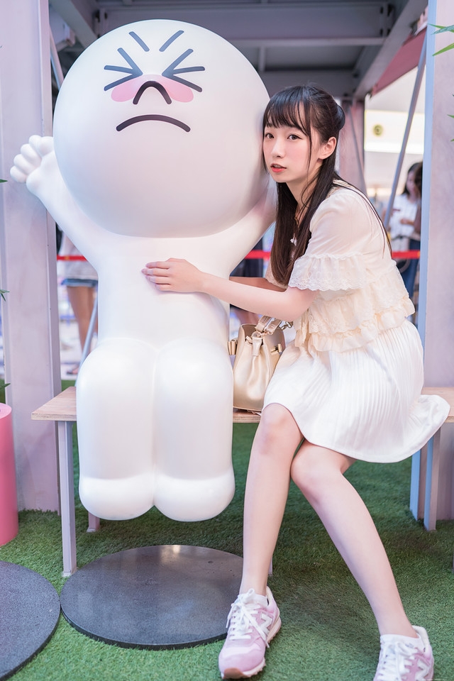 主题餐厅内长发美女蕾丝裙随意摆拍