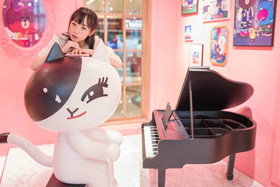 主题餐厅内长发美女蕾丝裙随意摆拍