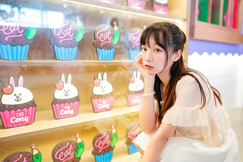 主题餐厅内长发美女蕾丝裙随意摆拍