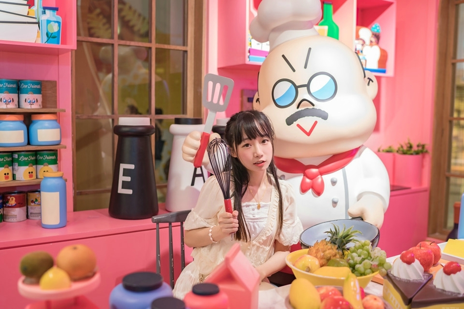 主题餐厅内长发美女蕾丝裙随意摆拍