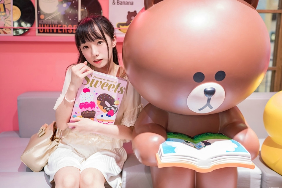 主题餐厅内长发美女蕾丝裙随意摆拍