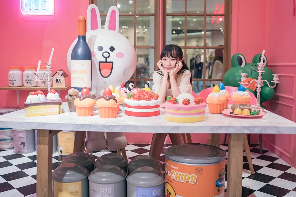 主题餐厅内长发美女蕾丝裙随意摆拍